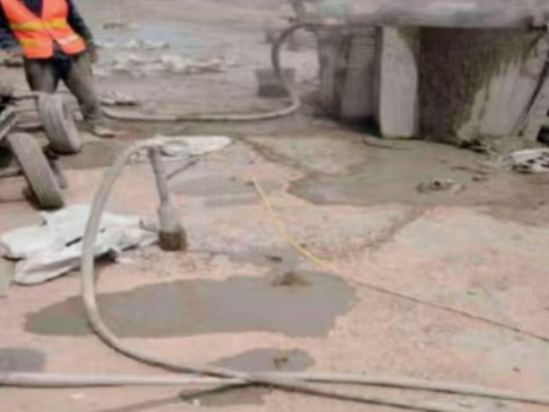 兴义水泥混凝土路面板底注浆技术 路面脱空注浆整治方案