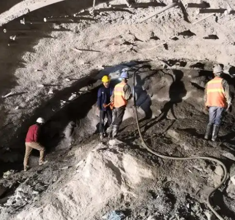 兴义拱顶带模注浆料的施工流程及注意事项